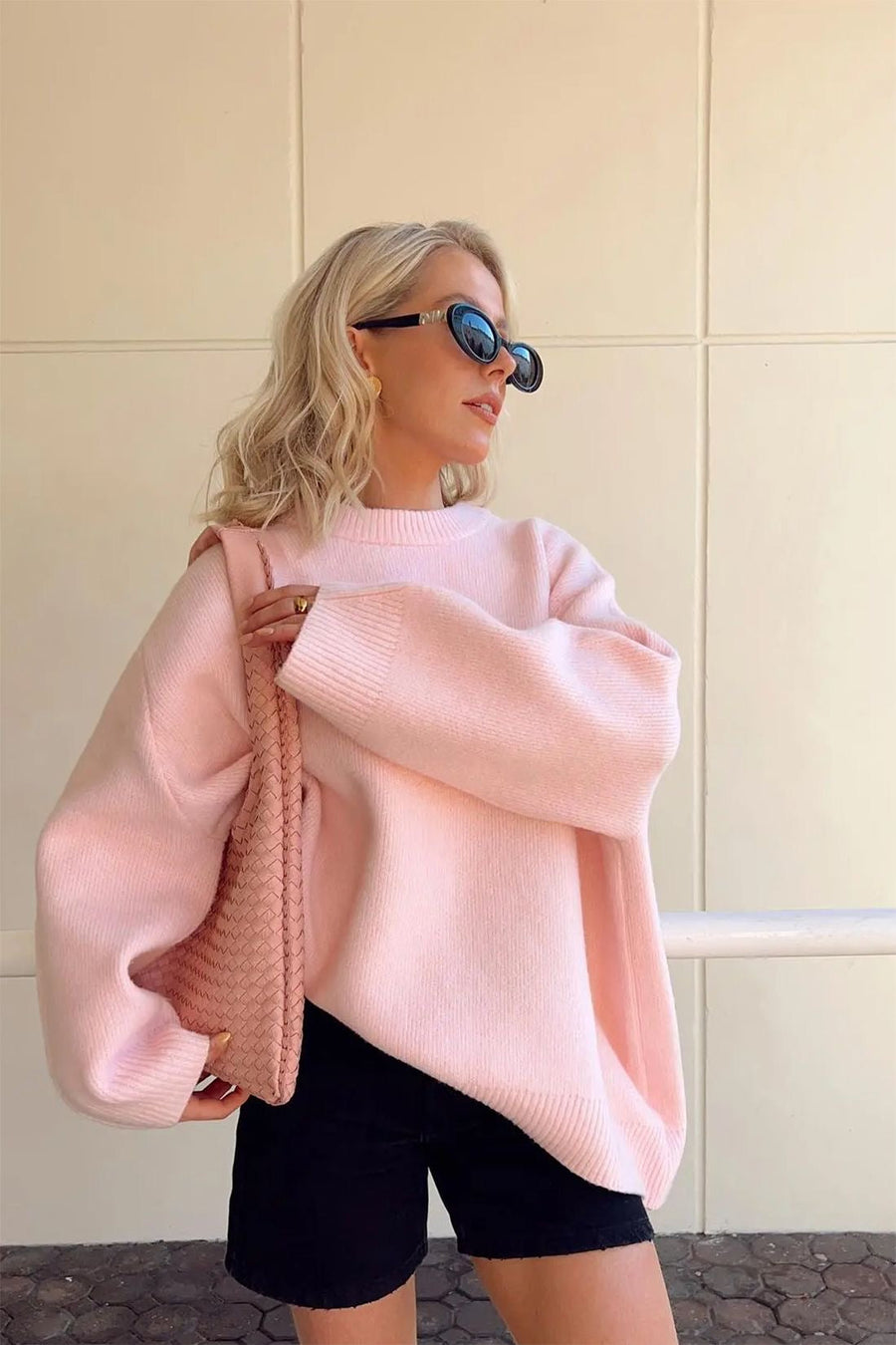 Women's jumper with a round neckline, long sleeves and a relaxed silhouette