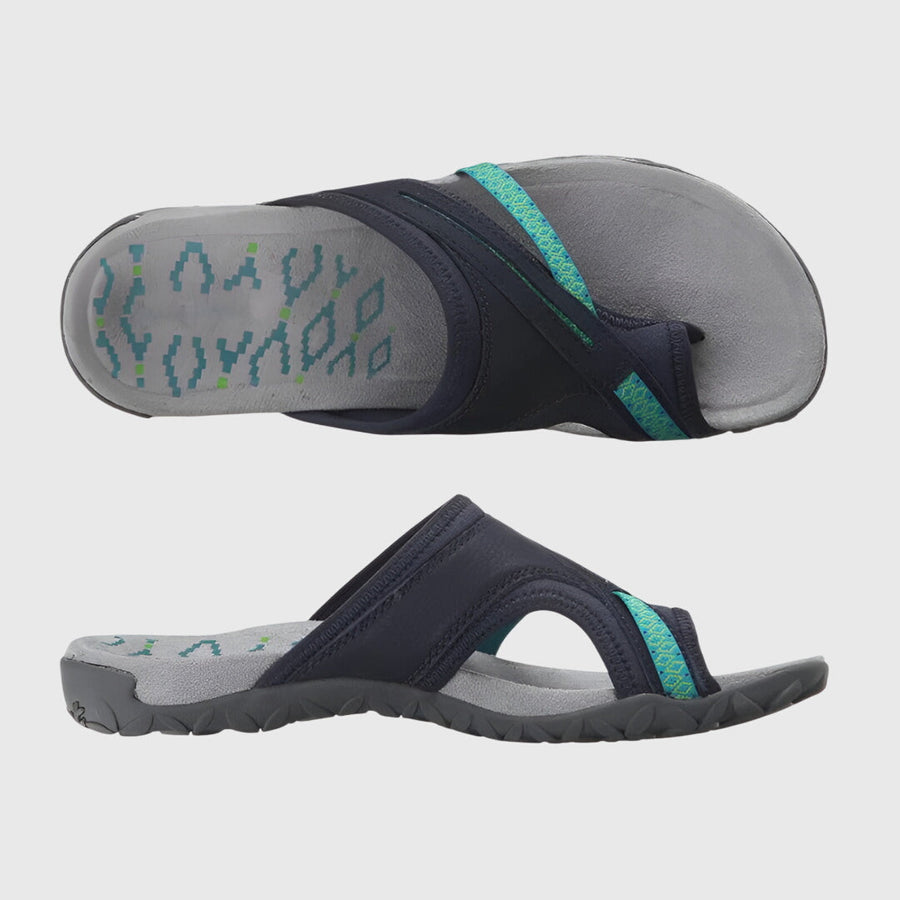 Women's platform sandals with crossing straps, a slip-on design and an open toe