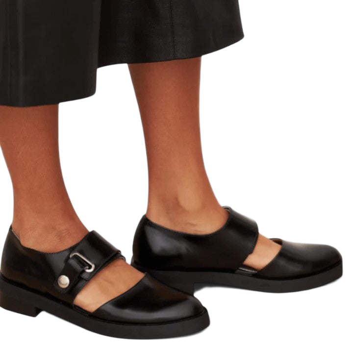 Women's Mary Jane shoes with an instep strap, a buckle fastening and a rounded toe