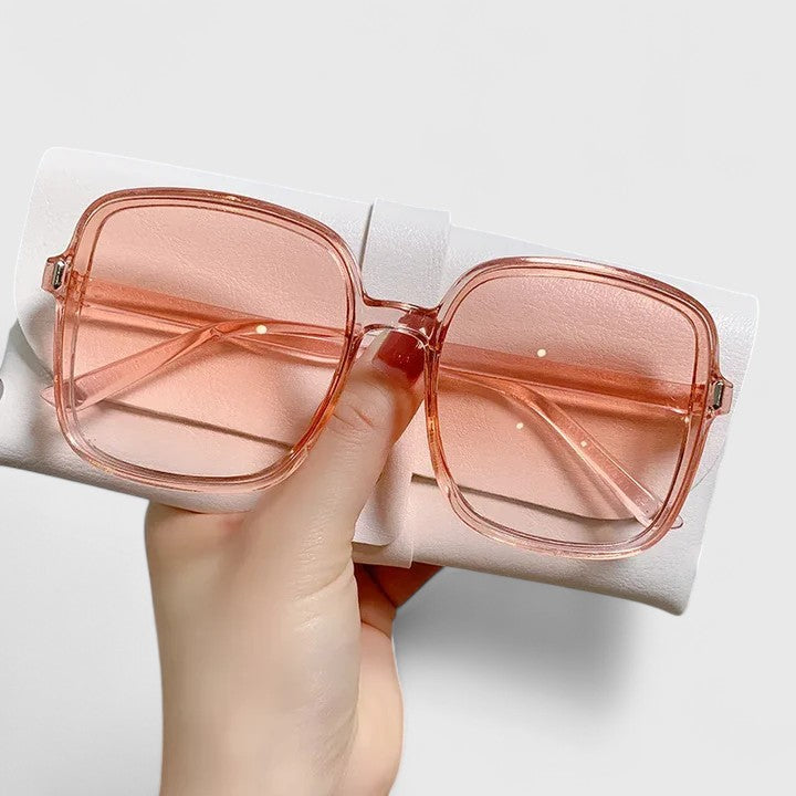 Women's sunglasses with a square frame, an oversized frame and a full-rim design