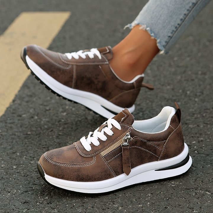 Women's trainers with a zipped shaft, a lace-up fastening and a rounded toe