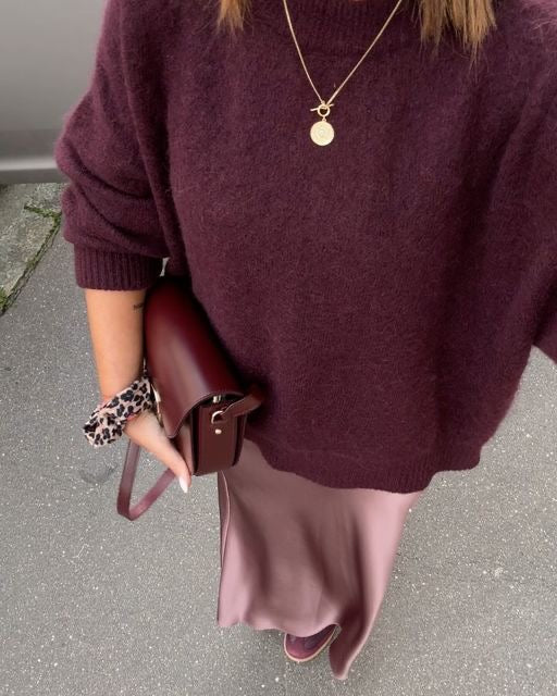 Women's jumper with a round neckline, dropped shoulders and a relaxed silhouette
