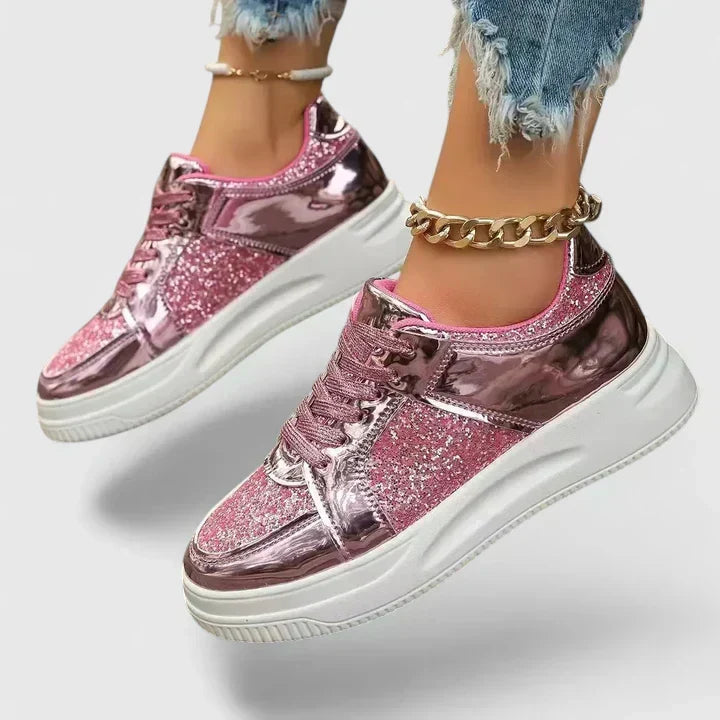 Women's trainers with a lace-up fastening, a rounded toe and a contrasting sole