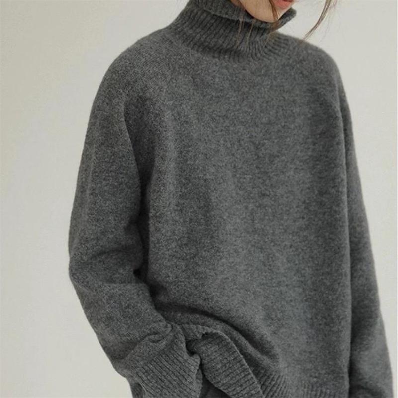 Women's jumper with a roll neckline, long sleeves and a relaxed silhouette