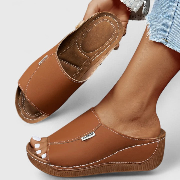 AMIRALIE | WIDE-FIT ARCH-SUPPORT SANDALS