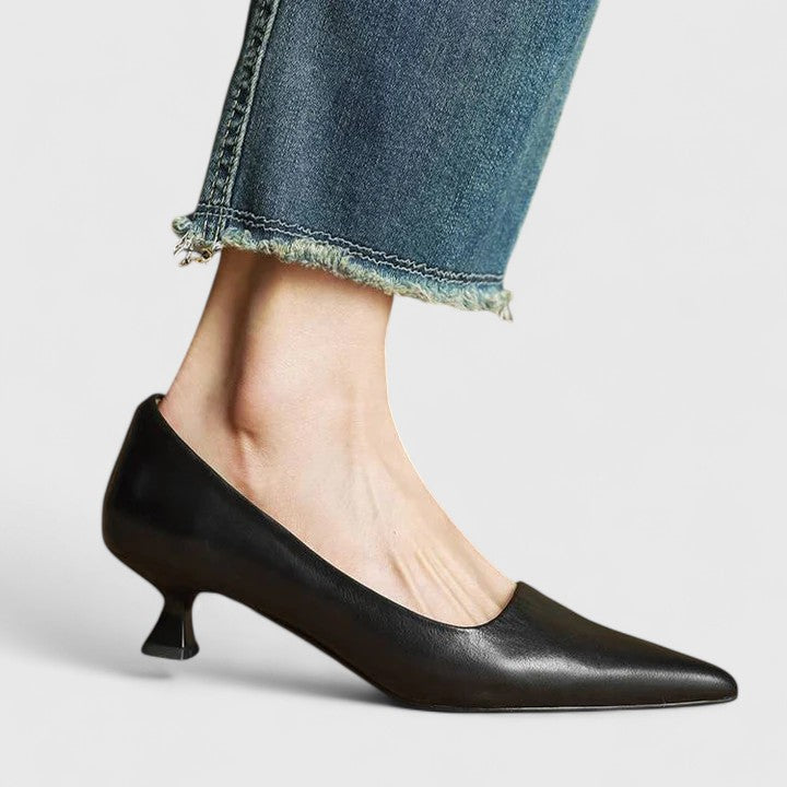 Women's heels with a pointed toe, a closed toe and a kitten heel