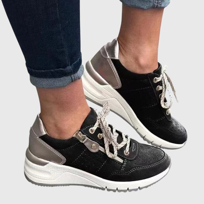 Women's trainers with mesh panels, a lace-up fastening and a rounded toe