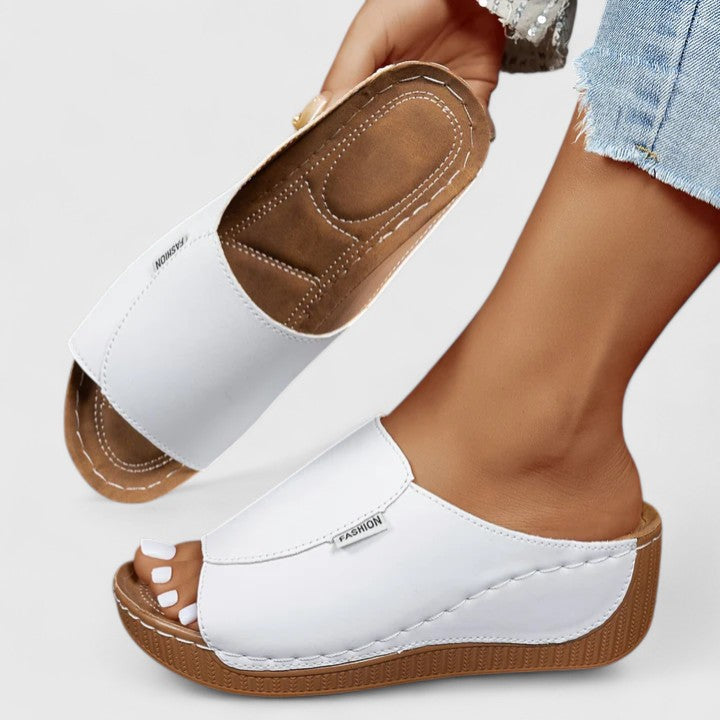 AMIRALIE | WIDE-FIT ARCH-SUPPORT SANDALS