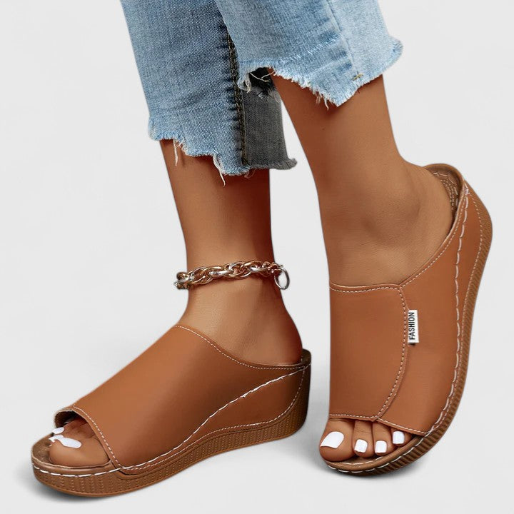 AMIRALIE | WIDE-FIT ARCH-SUPPORT SANDALS