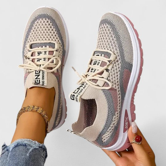 Women's trainers with mesh panels, a lace-up fastening and a rounded toe