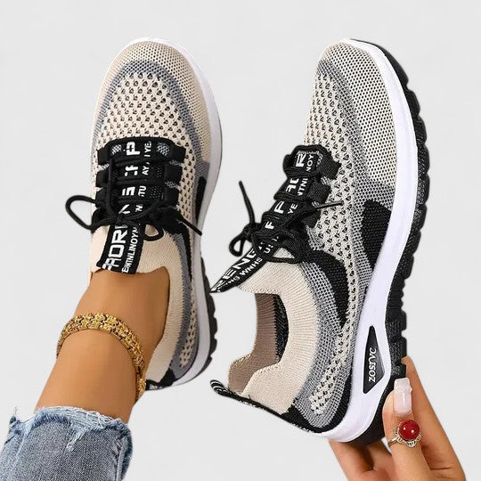 Women's trainers with mesh panels, a lace-up fastening and a rounded toe