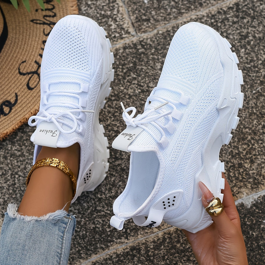 Women's trainers with mesh panels, a lace-up fastening and a chunky tread sole