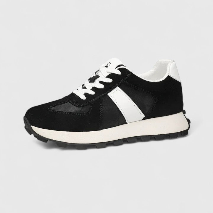 Women's trainers with a panelled upper, a lace-up fastening and a rounded toe