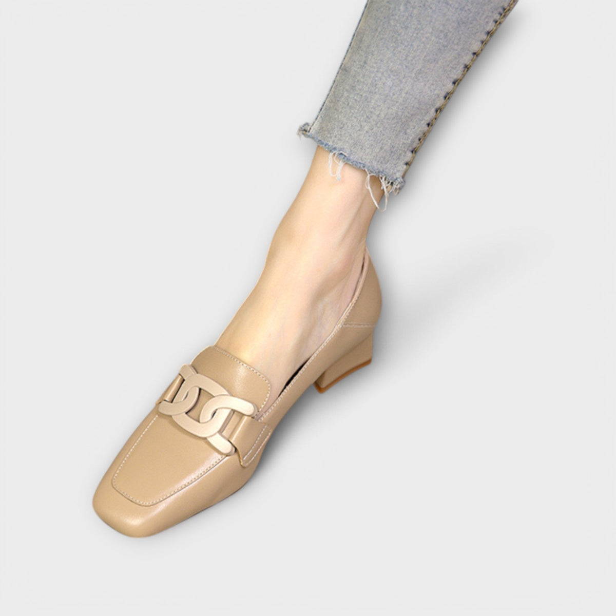 Women's loafers with a chain detail, a slip-on design and a closed toe