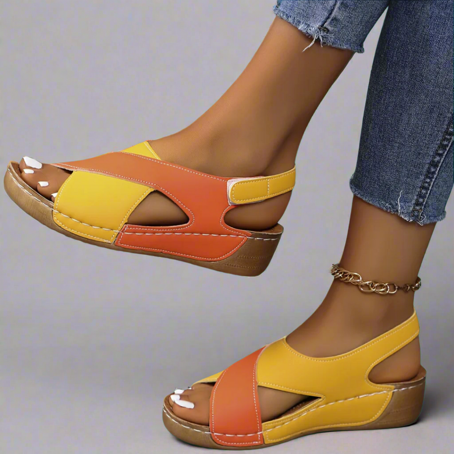 Women's sandals with crossing straps, an open toe and a low-profile sole