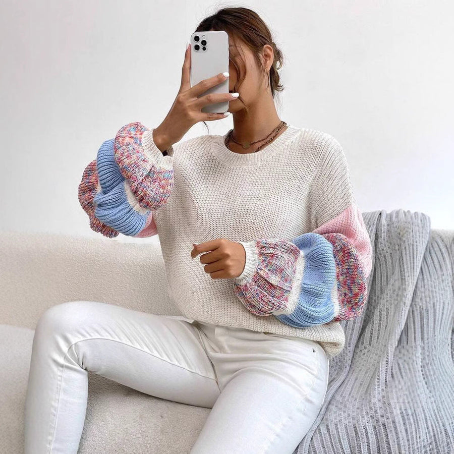 Women's jumper with contrasting sleeve panels, a textured surface and a round neckline