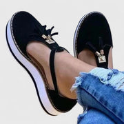 Women's loafers with tassel detailing, a rounded toe and contrasting stitching