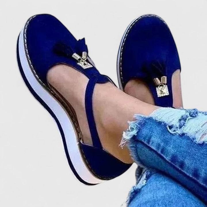 Women's loafers with tassel detailing, a rounded toe and contrasting stitching