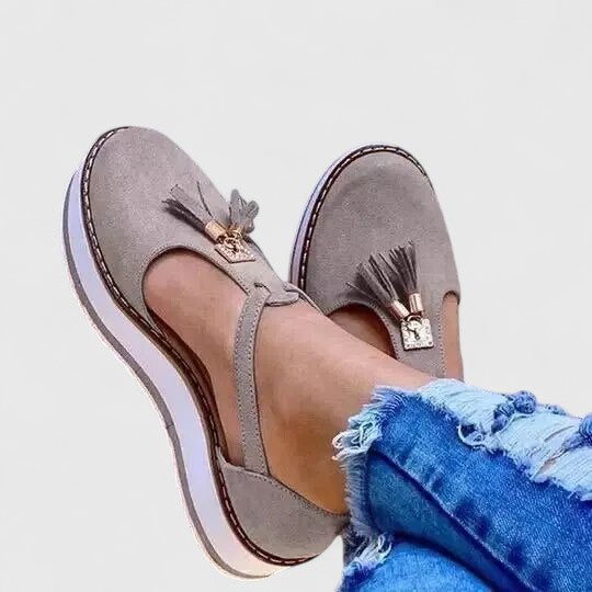 Women's loafers with tassel detailing, a rounded toe and contrasting stitching