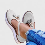 Women's loafers with tassel detailing, a rounded toe and contrasting stitching