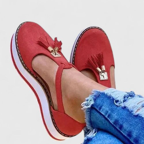 Women's loafers with tassel detailing, a rounded toe and contrasting stitching