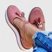 Women's loafers with tassel detailing, a rounded toe and contrasting stitching