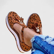 Women's loafers with tassel detailing, a rounded toe and contrasting stitching