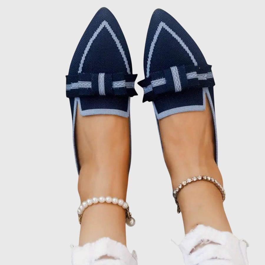 Women's loafers with a buckle fastening, a pointed toe and a closed toe