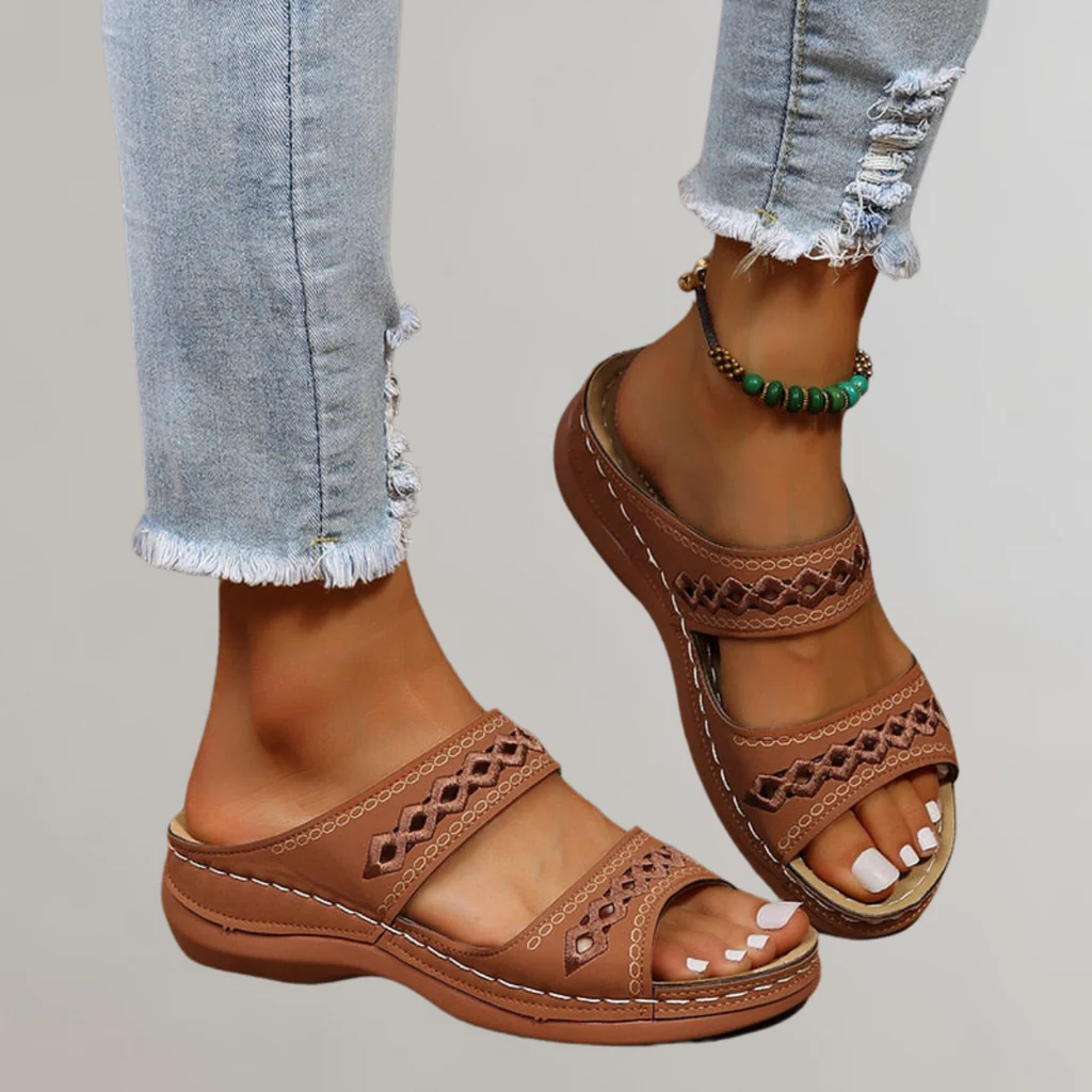 ESTELLE | RELAXED-FIT CUSHIONED SANDALS