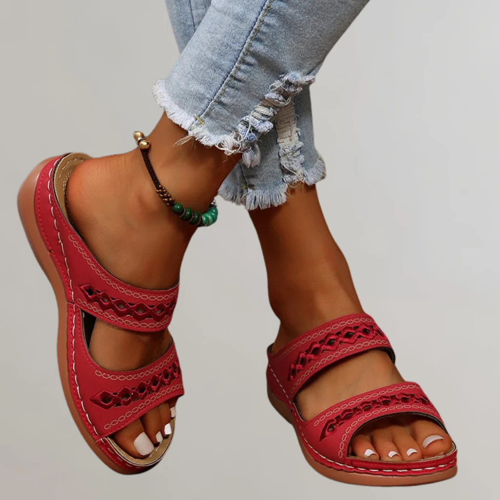 ESTELLE | RELAXED-FIT CUSHIONED SANDALS