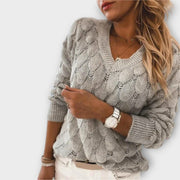 Women's jumper with a shell-like knitted texture, a V-shaped neckline and long sleeves