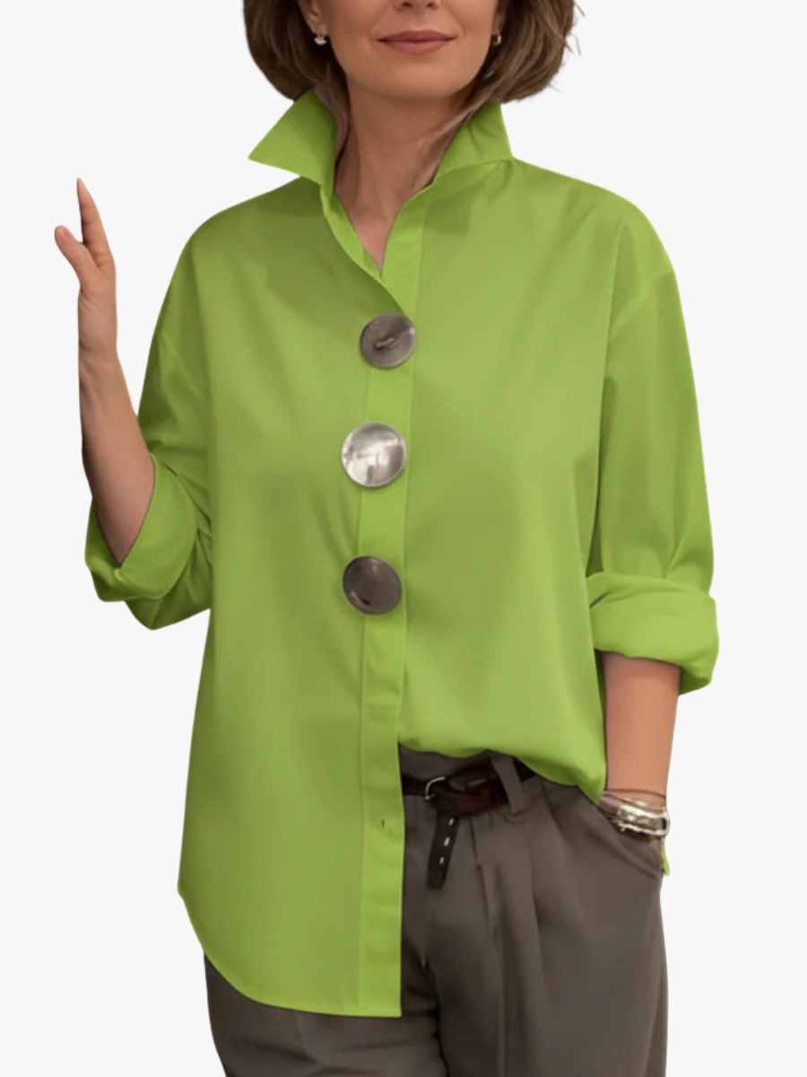 Women's shirt with large front buttons, a pointed collar and turned-up sleeves