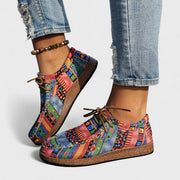 Women's loafers with a lace-up fastening, a rounded toe and a contrasting sole