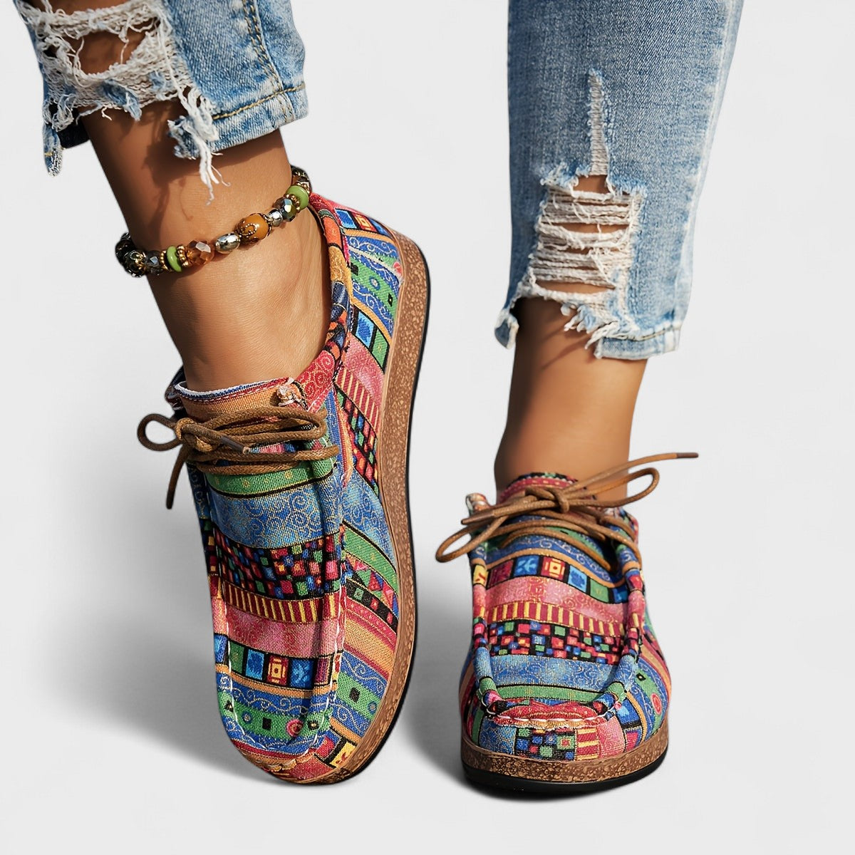 Women's loafers with a lace-up fastening, a rounded toe and a contrasting sole