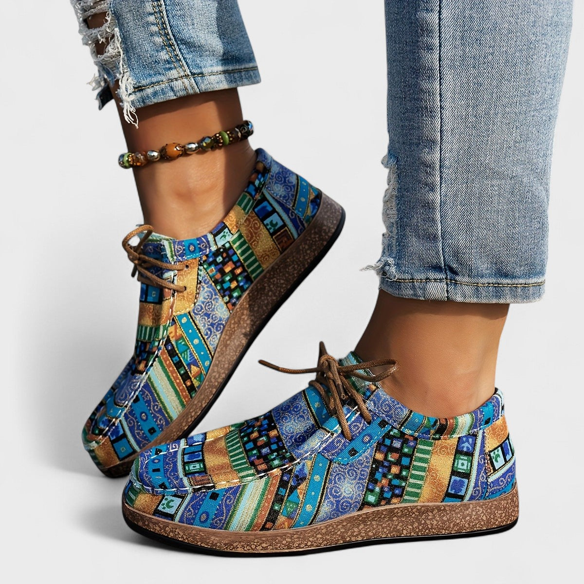 Women's loafers with a lace-up fastening, a rounded toe and a contrasting sole