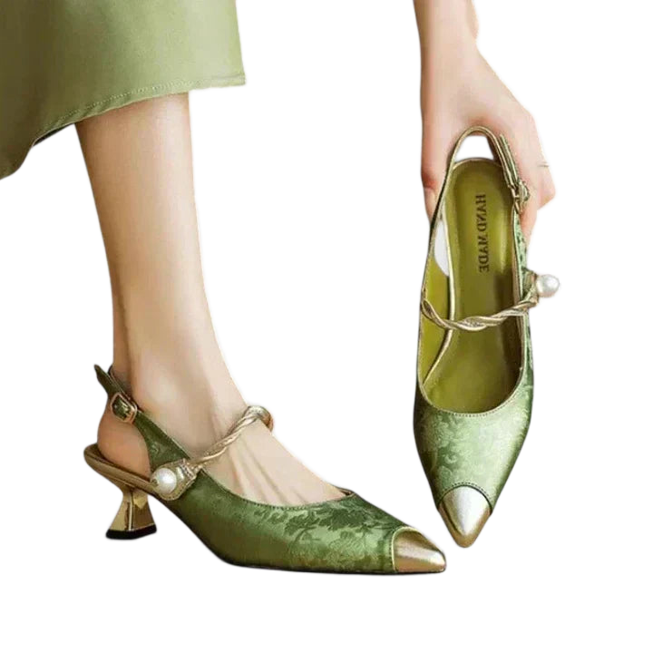 Women's heels with a pointed toe, a slingback strap and a kitten heel