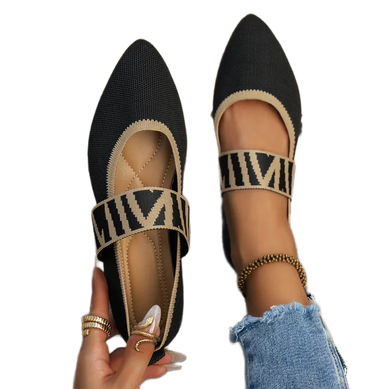 Women's Mary Jane shoes with an instep strap, a pointed toe and a knitted upper