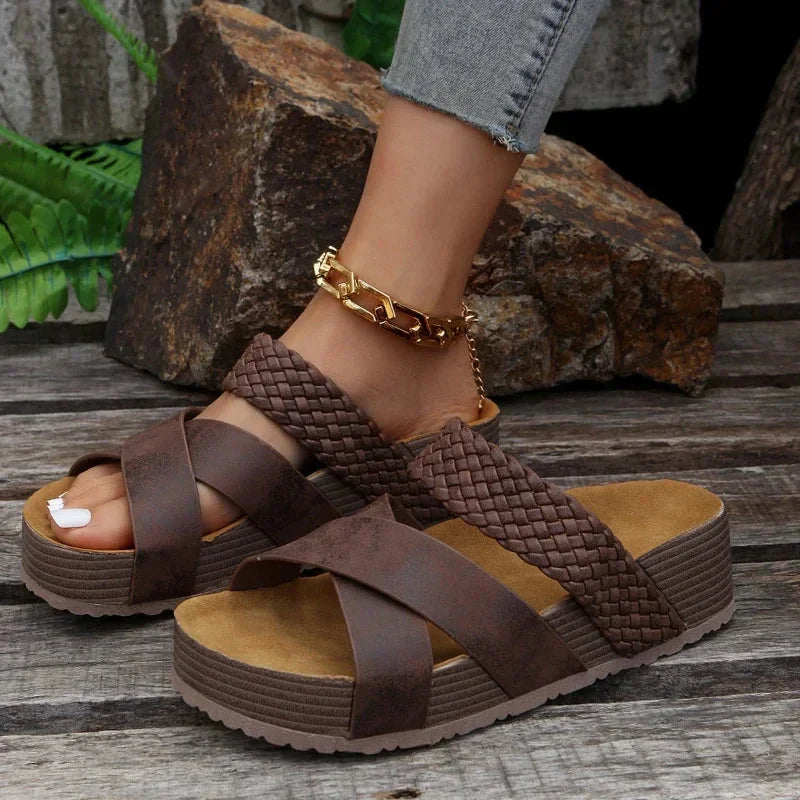 Women's platform sandals with crossing straps, a braided strap and a platform sole