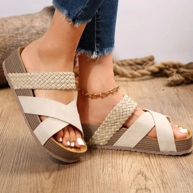 Women's platform sandals with crossing straps, a braided strap and a platform sole