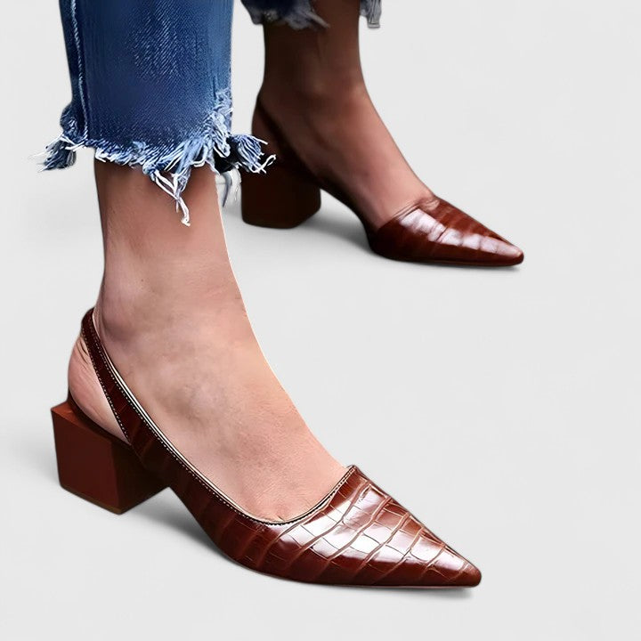 Women's heels with a pointed toe, a slingback strap and a block heel