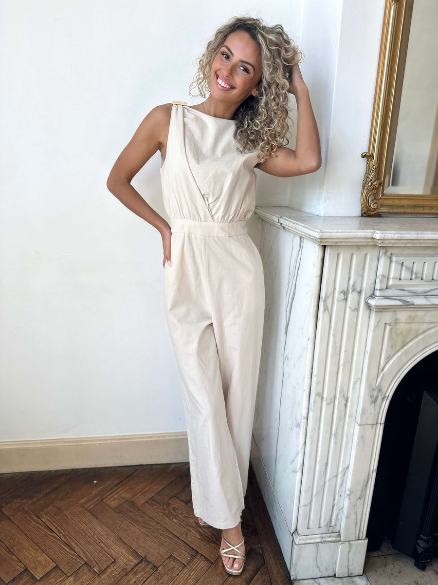 Women's jumpsuit with a sleeveless shape, a high neckline and a waist tie