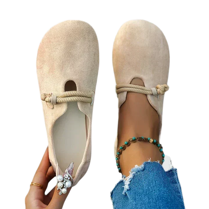 Women's Mary Jane shoes with a rounded toe, an instep strap and a closed toe