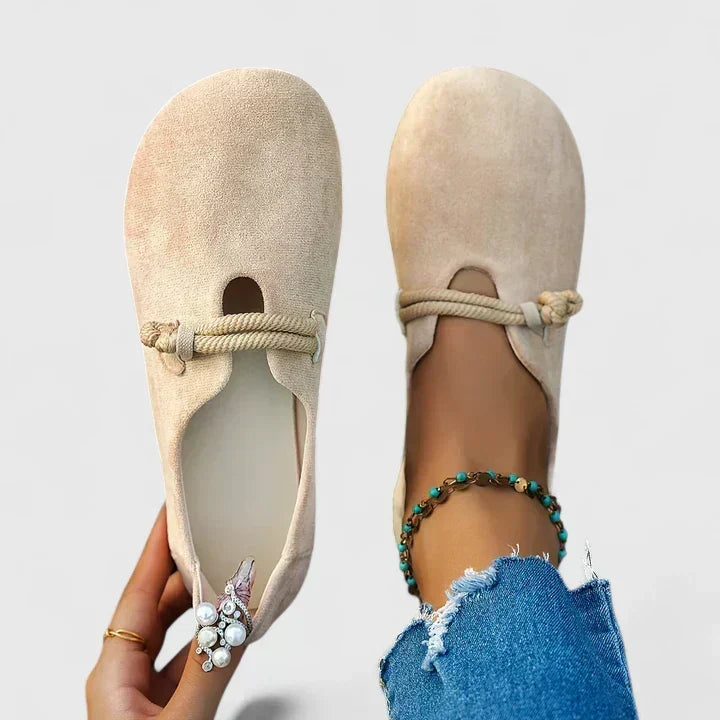 Women's Mary Jane shoes with a rounded toe, an instep strap and a closed toe