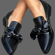 Women's loafers with a bow detail, a pointed toe and a textured surface