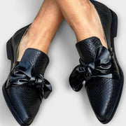 Women's loafers with a bow detail, a pointed toe and a textured surface