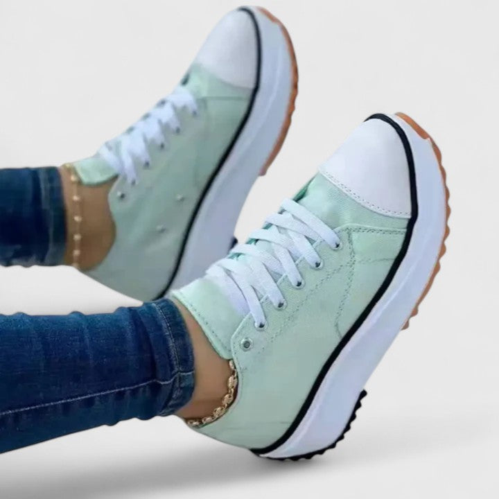 Women's trainers with a contrasting toe cap, a lace-up fastening and a rounded toe