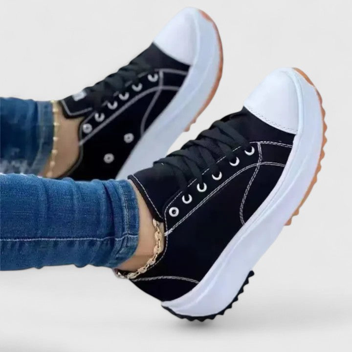 Women's trainers with a contrasting toe cap, a lace-up fastening and a rounded toe