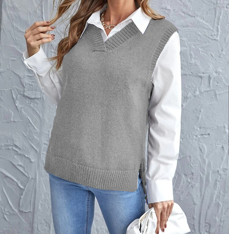 Women's knitted gilet with a V-shaped neckline, a sleeveless shape and ribbed cuffs and hem