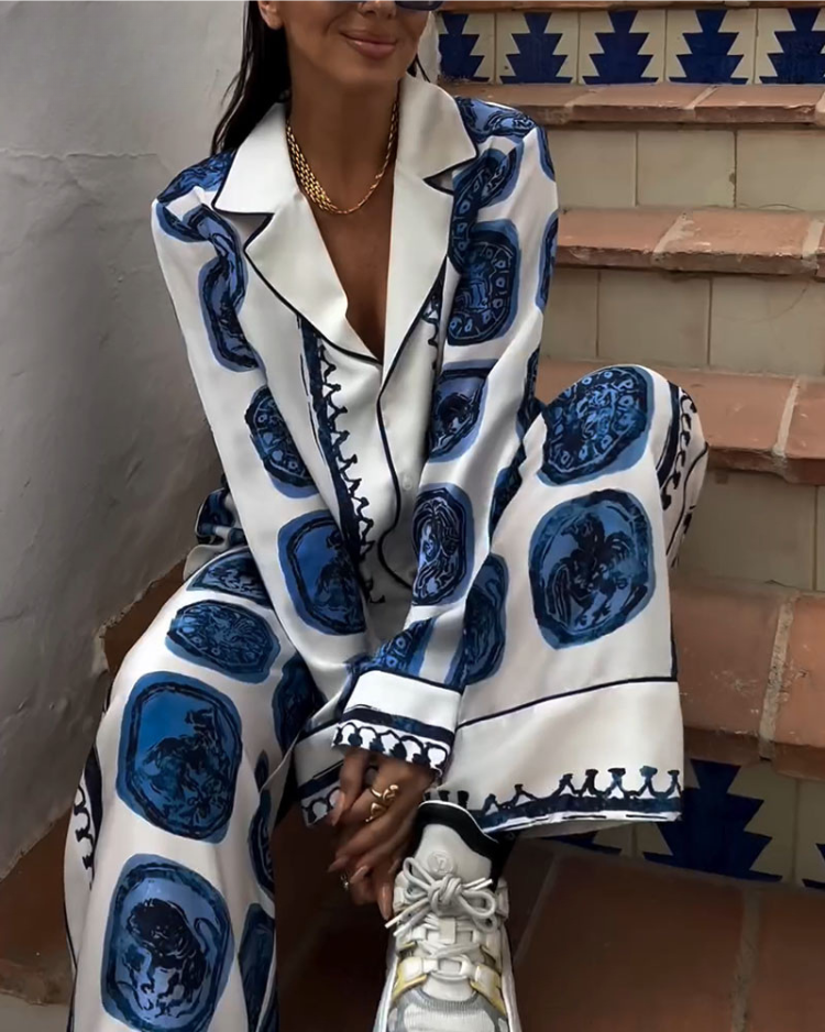 Women's trouser set with an ornamental pattern, notched lapels and contrasting piping